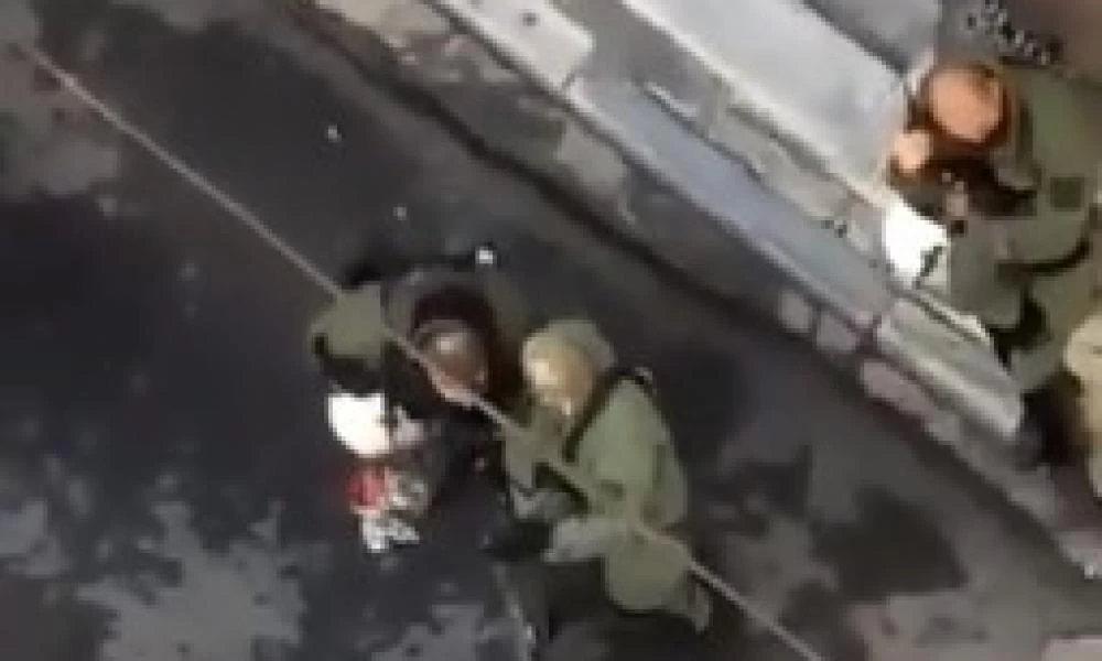 Αστυνομικός καταστρέφει ανθοδέσμη για τον Γρηγορόπουλο... και γελά!